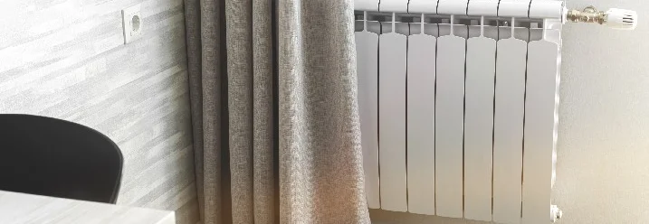 Ein weißer Heizkörper an einer Wand.